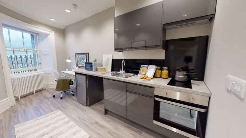 Exterior?w=400&h=260&fit=crop&q=40&auto=format&trim=auto