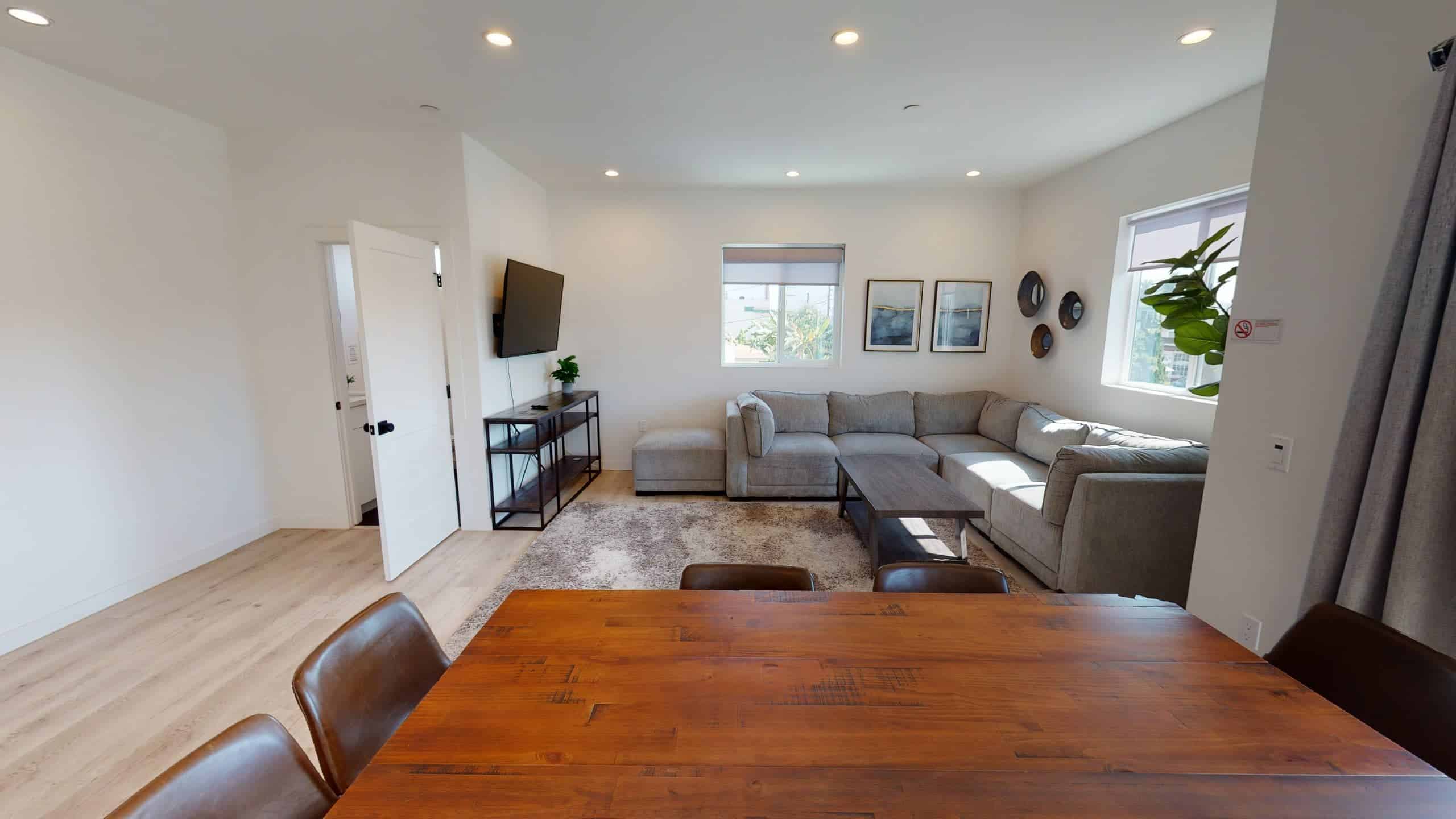 Common Area?w=400&h=260&fit=crop&q=40&auto=format&trim=auto