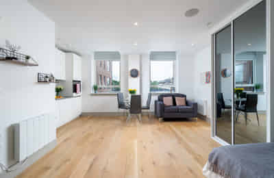 Studio - Bathroom?w=400&h=260&fit=crop&q=40&auto=format&trim=auto