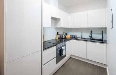 1 Bedroom Apartment - Bathroom?w=400&h=260&fit=crop&q=40&auto=format&trim=auto