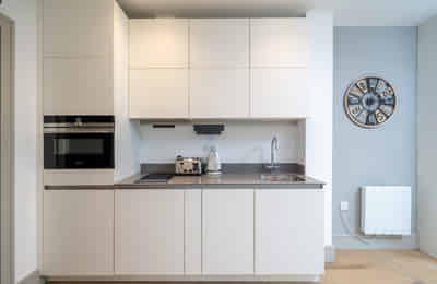 Studio - Bedroom?w=400&h=260&fit=crop&q=40&auto=format&trim=auto