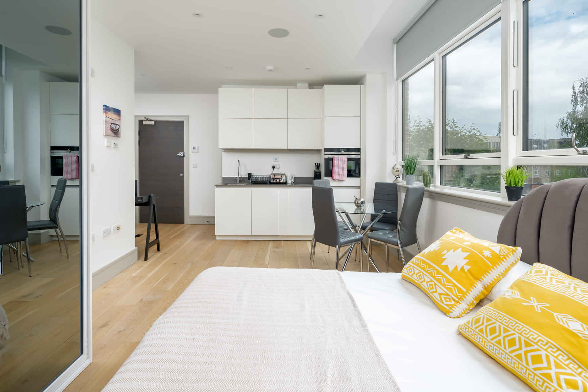 Studio - Kitchen?w=400&h=260&fit=crop&q=40&auto=format&trim=auto