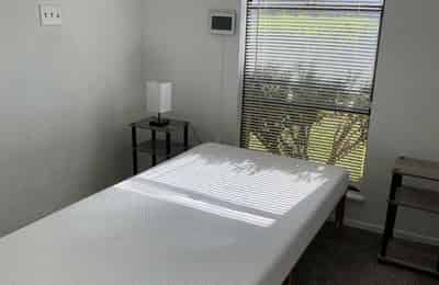 Bedroom?w=400&h=260&fit=crop&q=40&auto=format&trim=auto