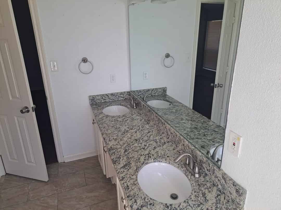 Room in a 5 Bedroom Apartment, TX 76108 - Dallas, Texas, United States - Bathroom