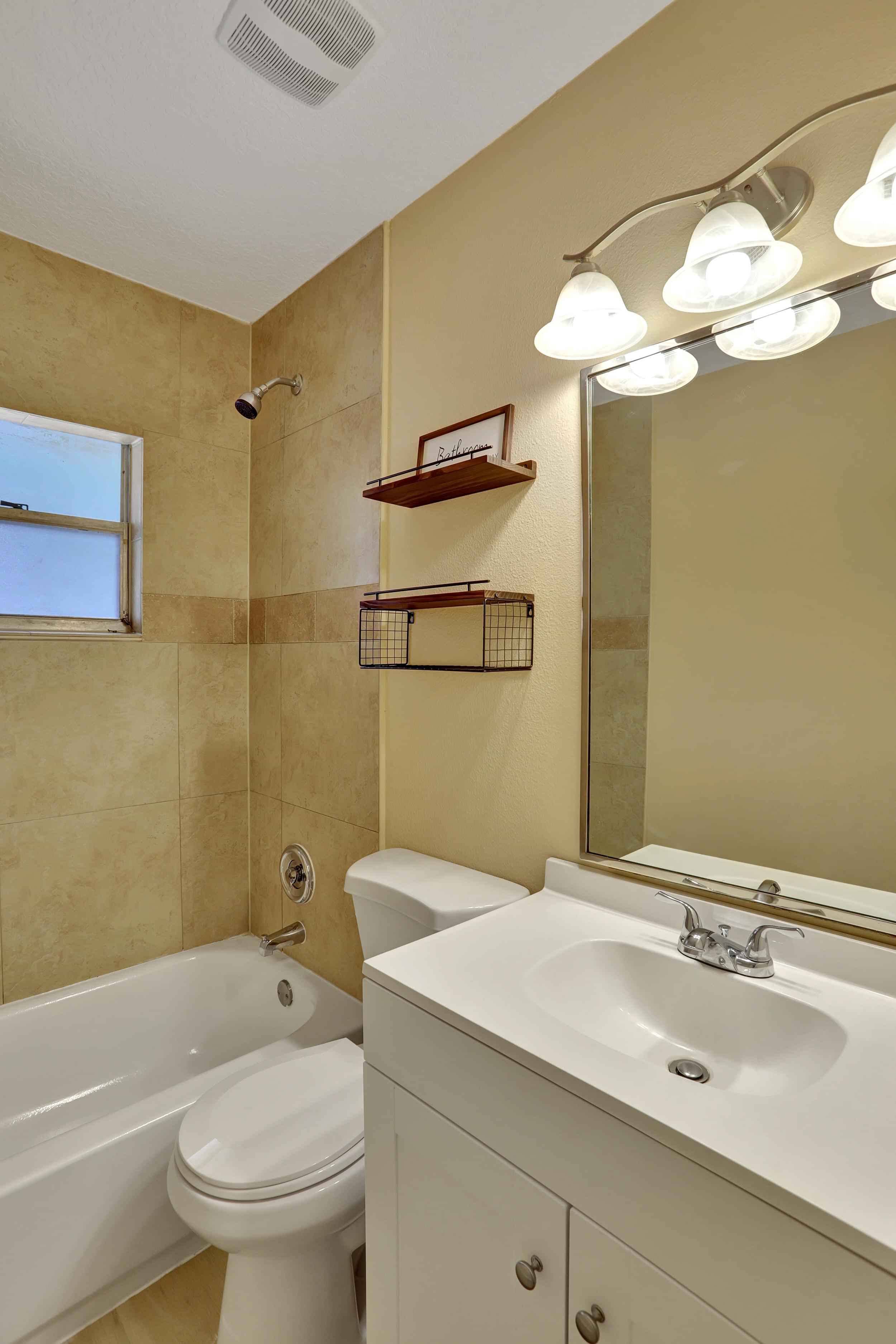 Room in a 6 Bedroom Apartment, FL 32757 - Orlando, Florida, United States - Bathroom