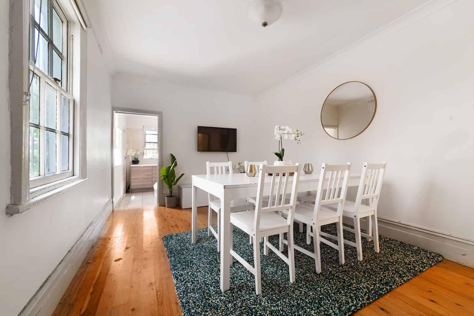 Exterior?w=400&h=260&fit=crop&q=40&auto=format&trim=auto