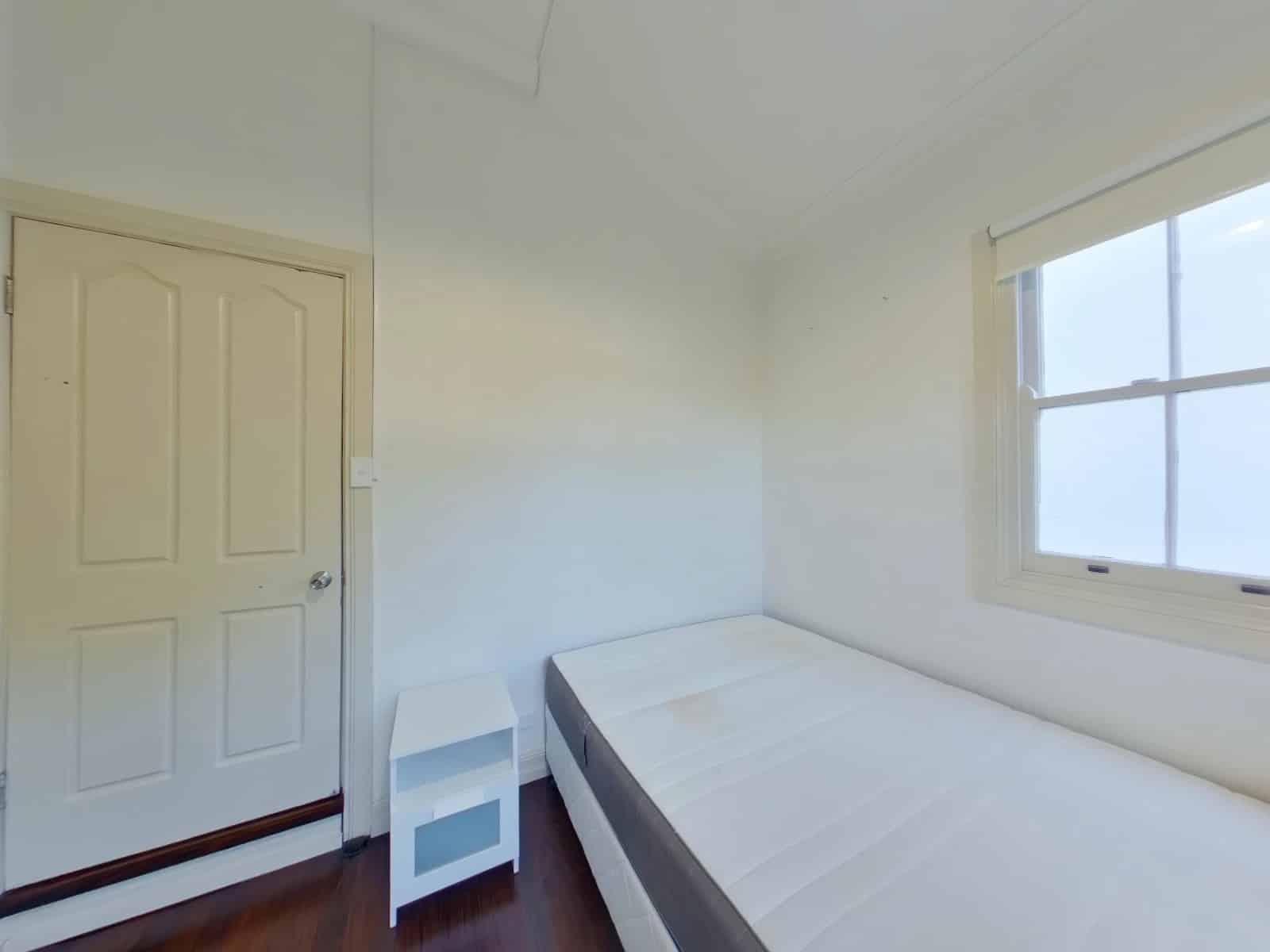 Exterior?w=400&h=260&fit=crop&q=40&auto=format&trim=auto