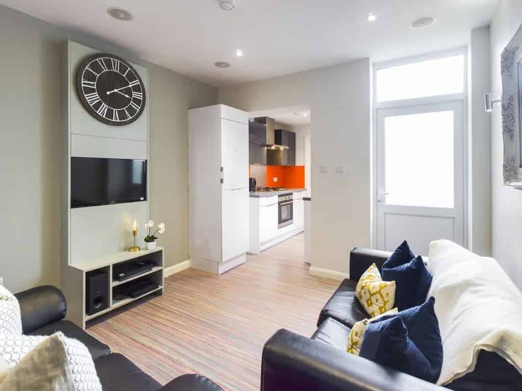 4 Bedroom 1 Bathroom Apartment  - Common Area?w=400&h=260&fit=crop&q=40&auto=format&trim=auto