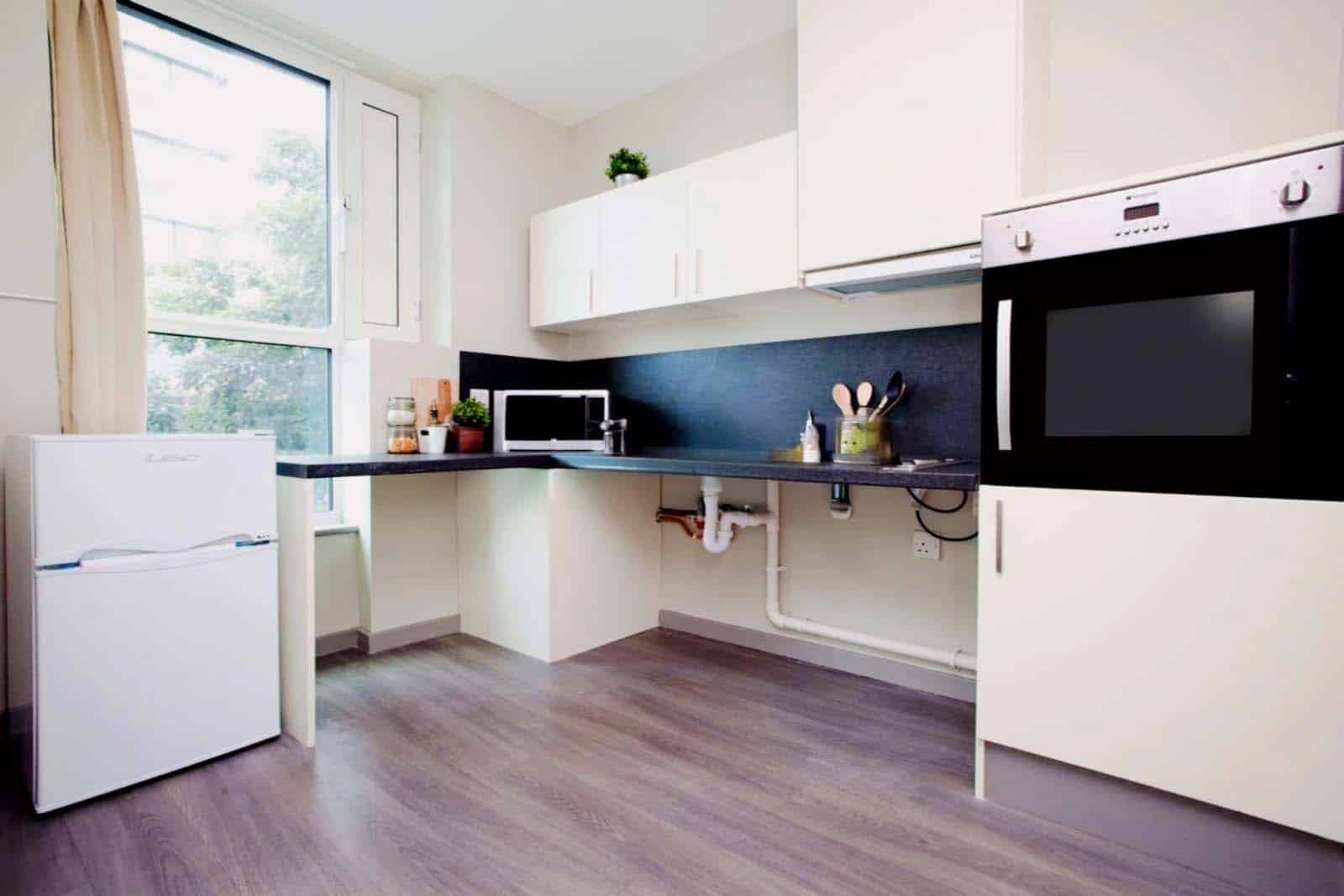 Amenities?w=400&h=260&fit=crop&q=40&auto=format&trim=auto