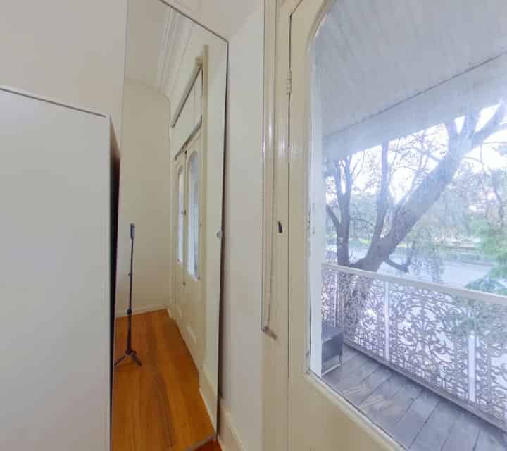 Exterior?w=400&h=260&fit=crop&q=40&auto=format&trim=auto