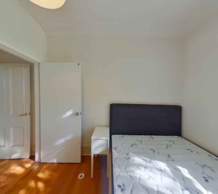 Exterior?w=400&h=260&fit=crop&q=40&auto=format&trim=auto