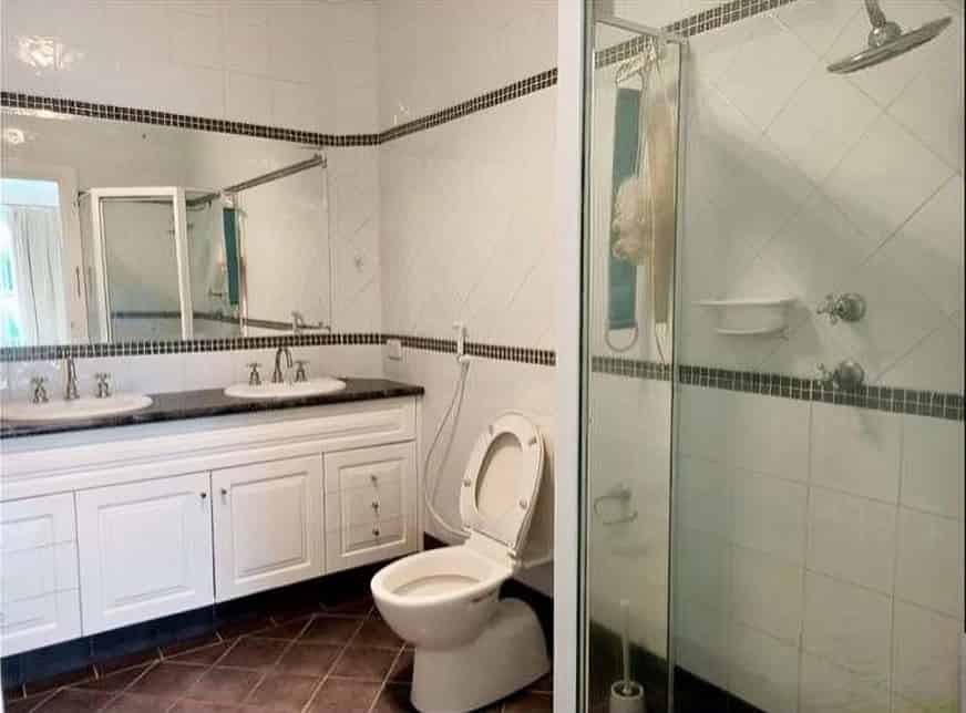 Room 6 - Bathroom?w=400&h=260&fit=crop&q=40&auto=format&trim=auto