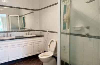 Room 6 - Bathroom?w=400&h=260&fit=crop&q=40&auto=format&trim=auto
