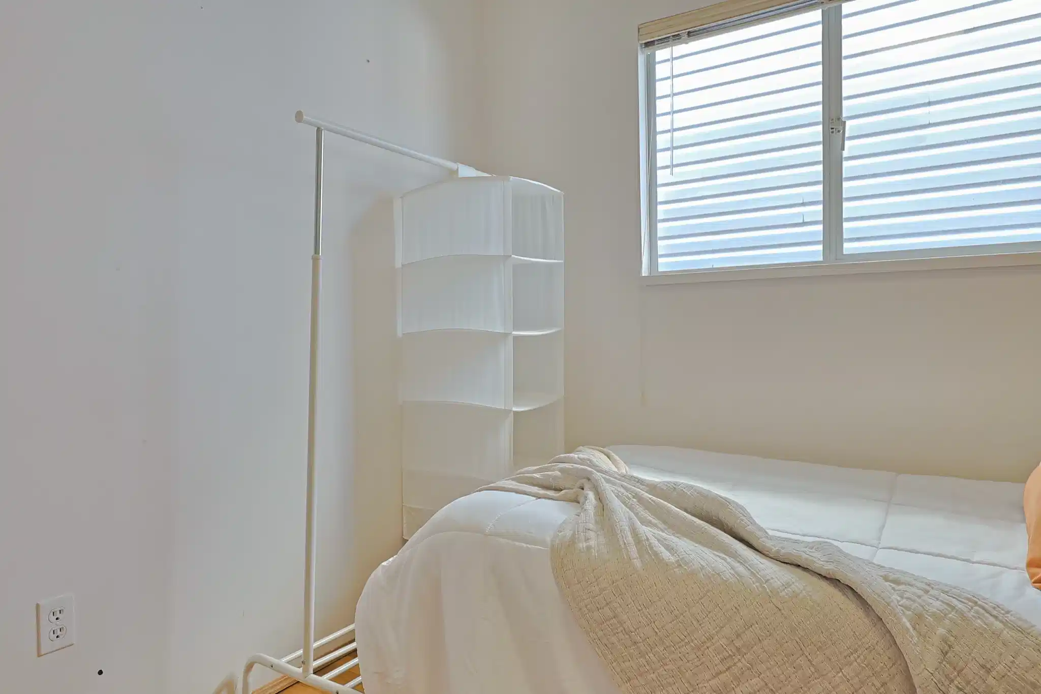 Common Area?w=400&h=260&fit=crop&q=40&auto=format&trim=auto