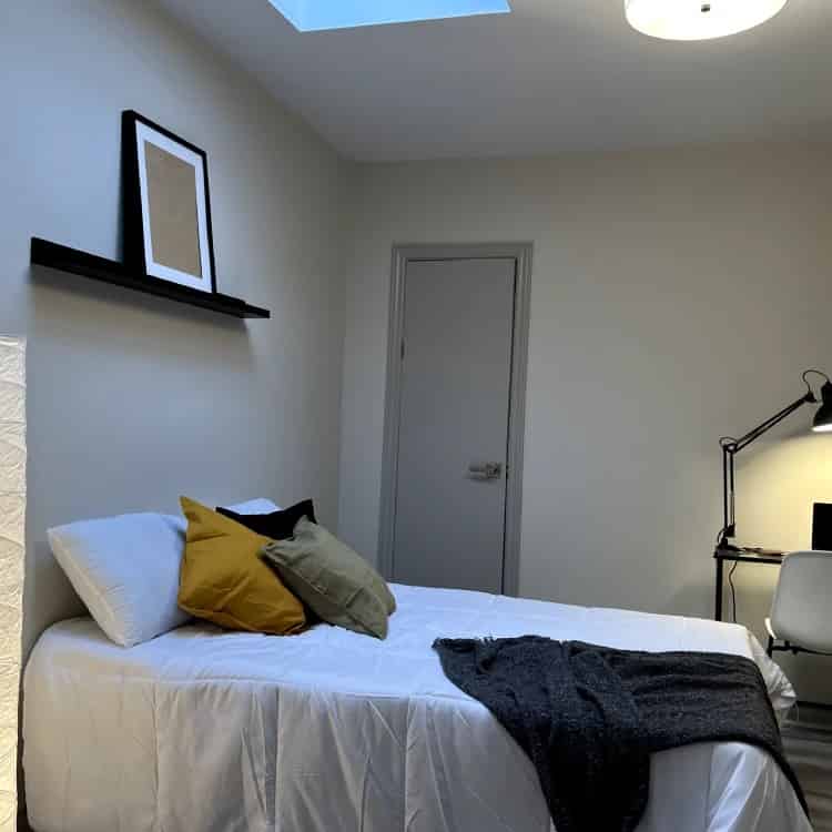 1942 Queens St E, Toronto - Toronto, Ontario, Canada - Oporto Standard Room - Bedroom