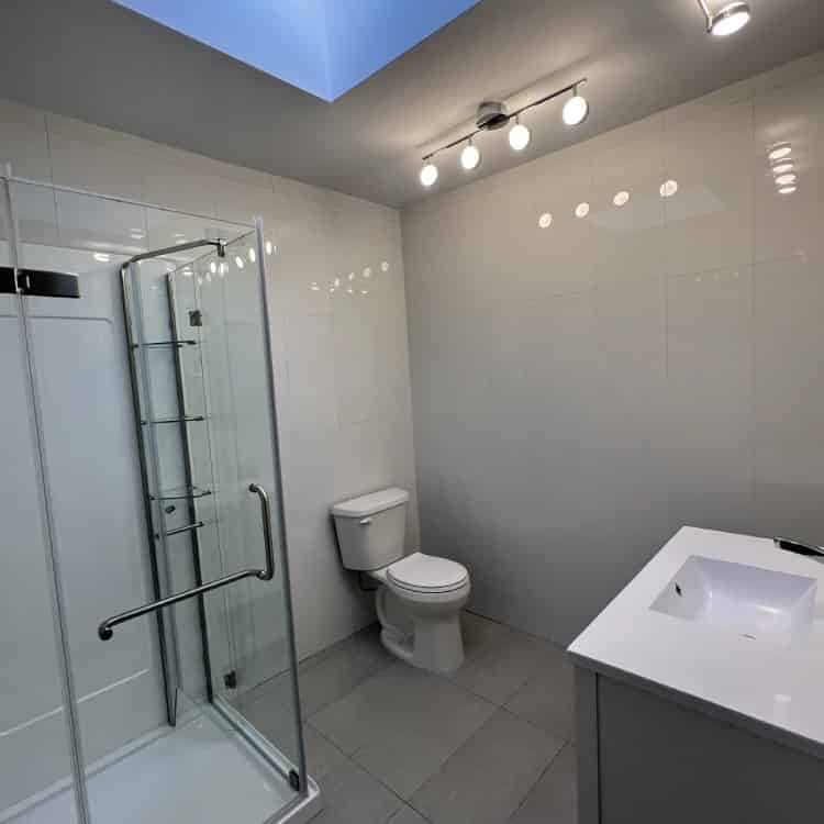 1942 Queens St E, Toronto - Toronto, Ontario, Canada - Oporto Standard Room - Bathroom