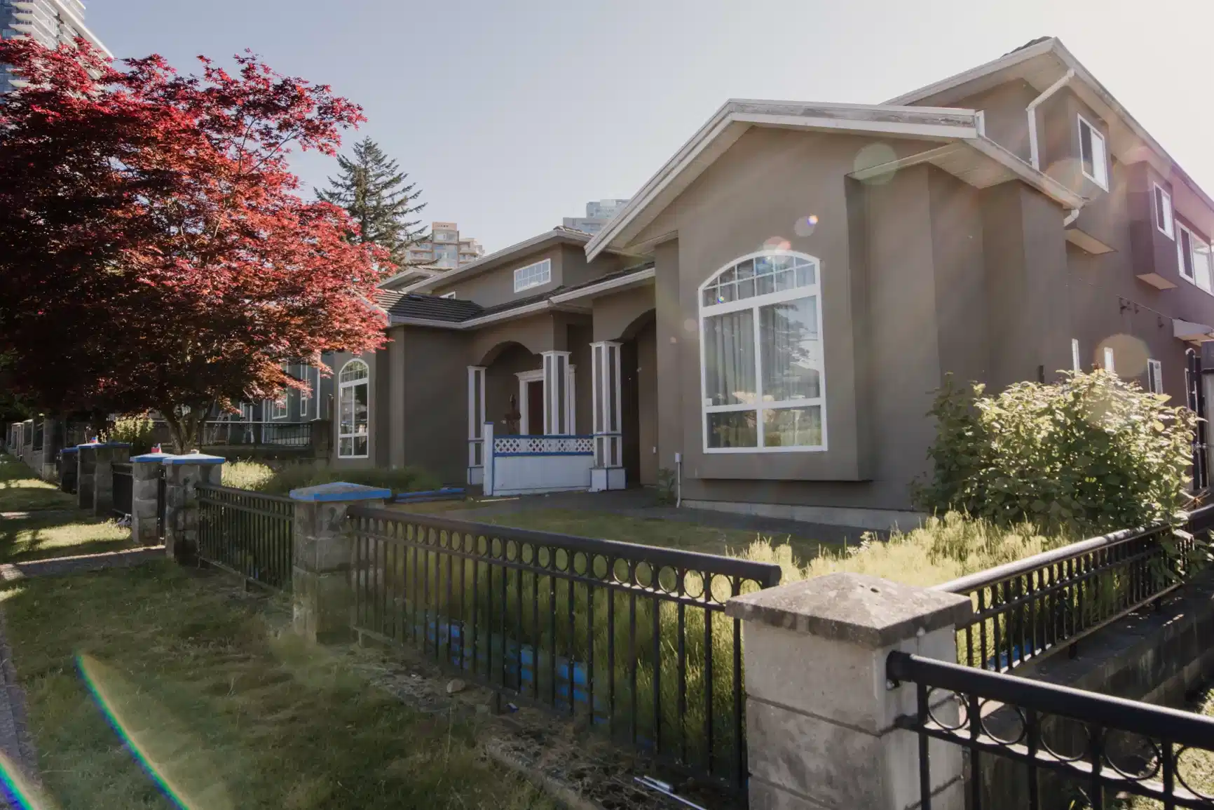 5859 Sussex Ave, Burnaby - Burnaby, British Columbia, Canada - Exterior