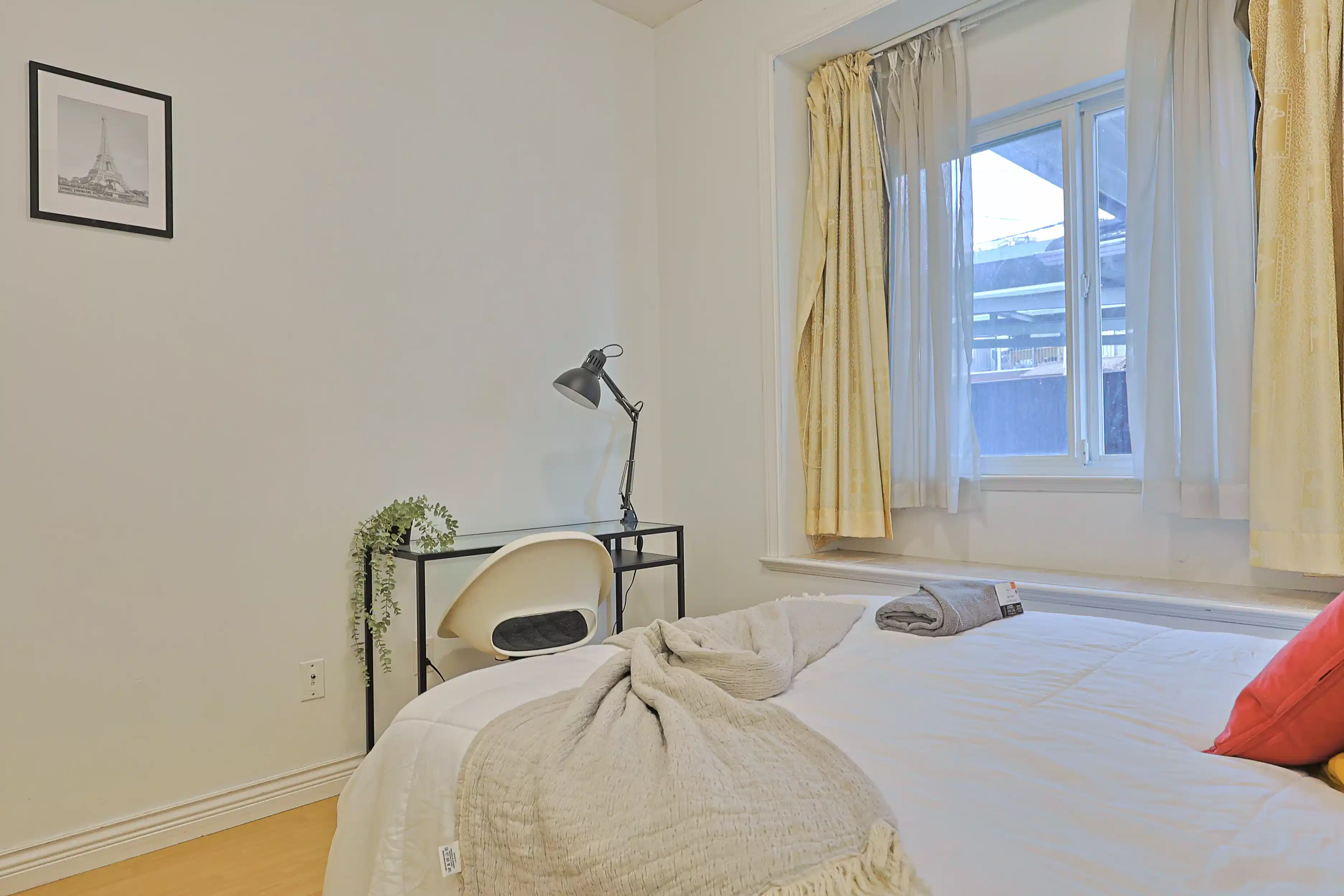 Exterior?w=400&h=260&fit=crop&q=40&auto=format&trim=auto