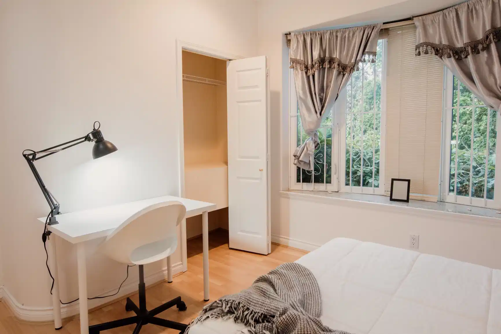 Exterior?w=400&h=260&fit=crop&q=40&auto=format&trim=auto