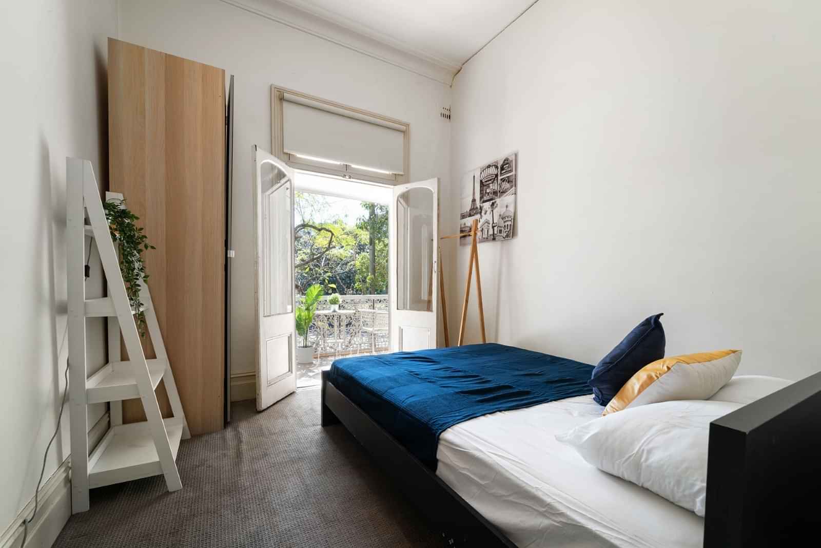 Exterior?w=400&h=260&fit=crop&q=40&auto=format&trim=auto