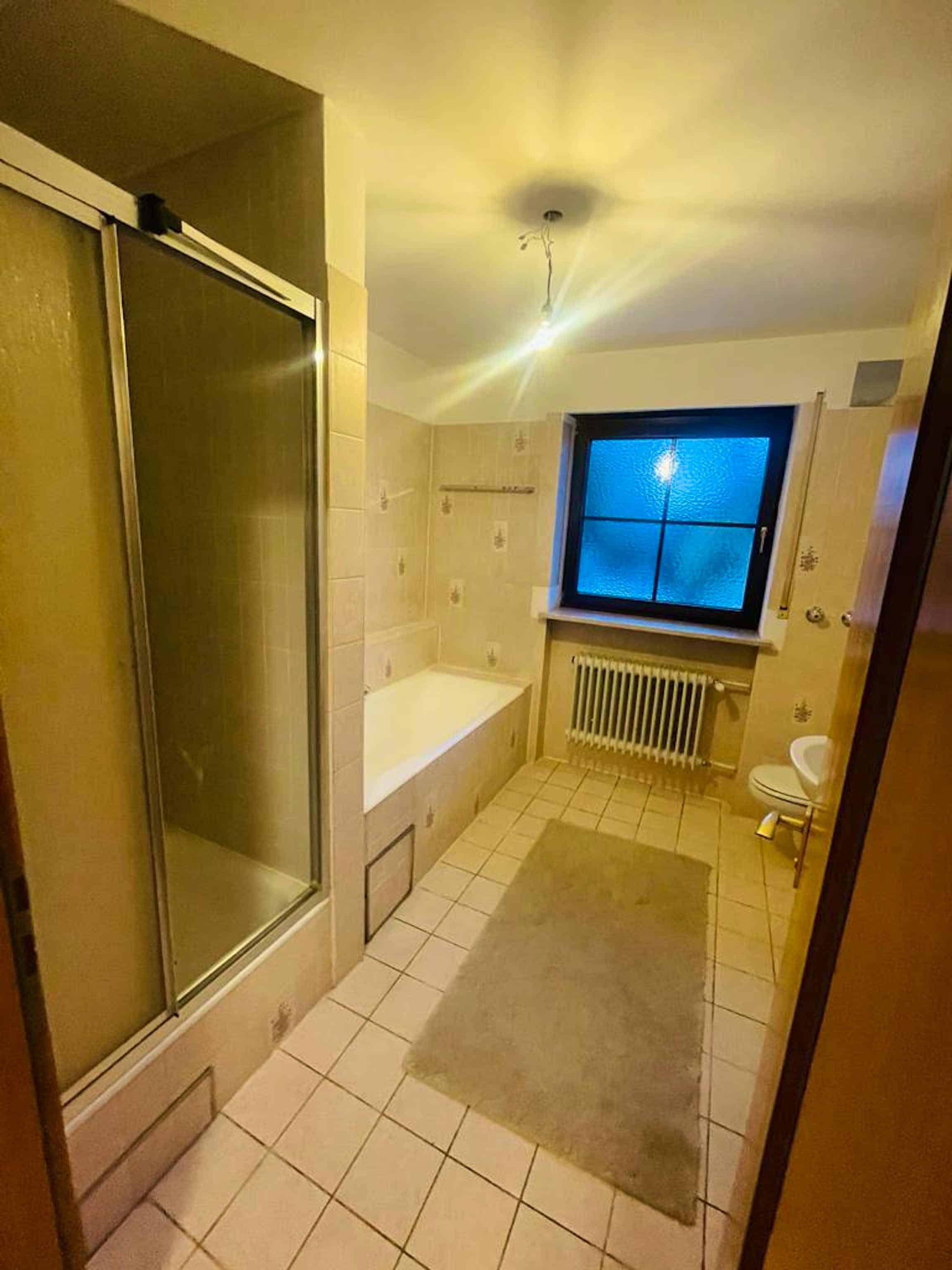 Bathroom?w=400&h=260&fit=crop&q=40&auto=format&trim=auto