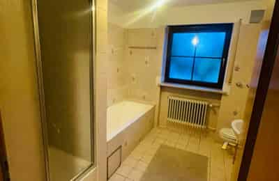 Bathroom?w=400&h=260&fit=crop&q=40&auto=format&trim=auto