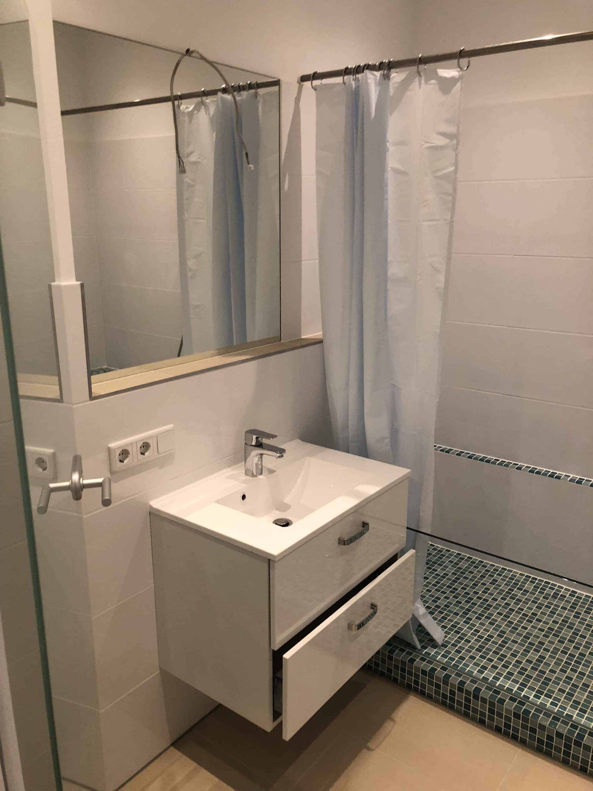 Exterior?w=400&h=260&fit=crop&q=40&auto=format&trim=auto