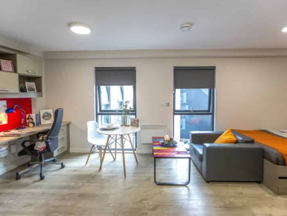 Exterior?w=400&h=260&fit=crop&q=40&auto=format&trim=auto