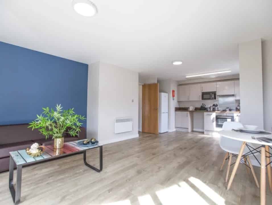 Exterior?w=400&h=260&fit=crop&q=40&auto=format&trim=auto