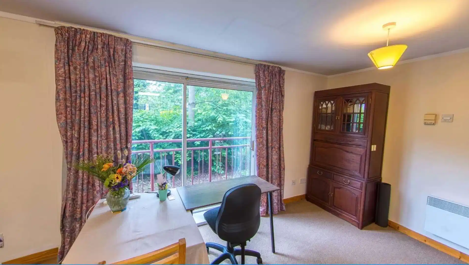 Common Area?w=400&h=260&fit=crop&q=40&auto=format&trim=auto