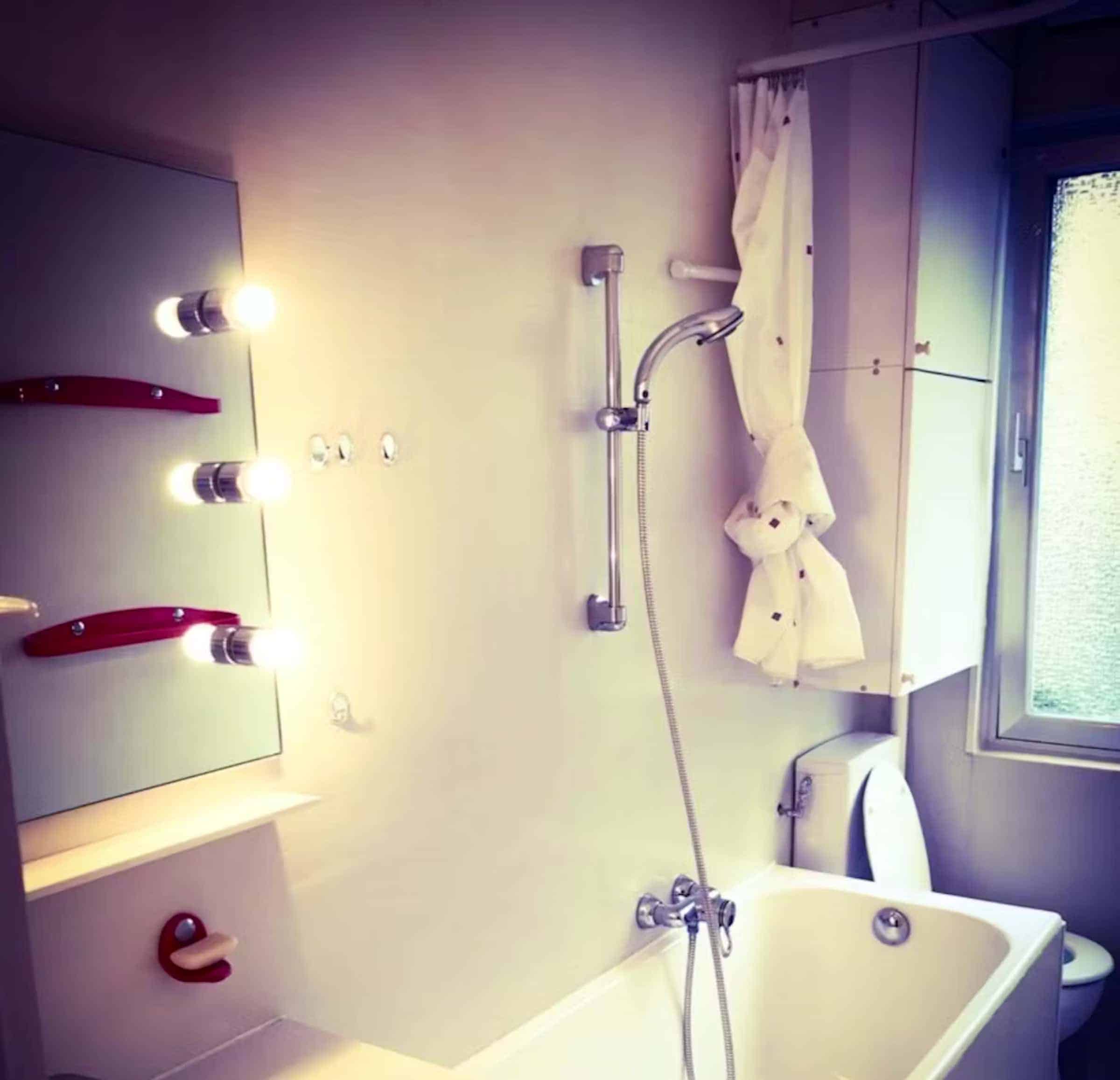 Exterior?w=400&h=260&fit=crop&q=40&auto=format&trim=auto