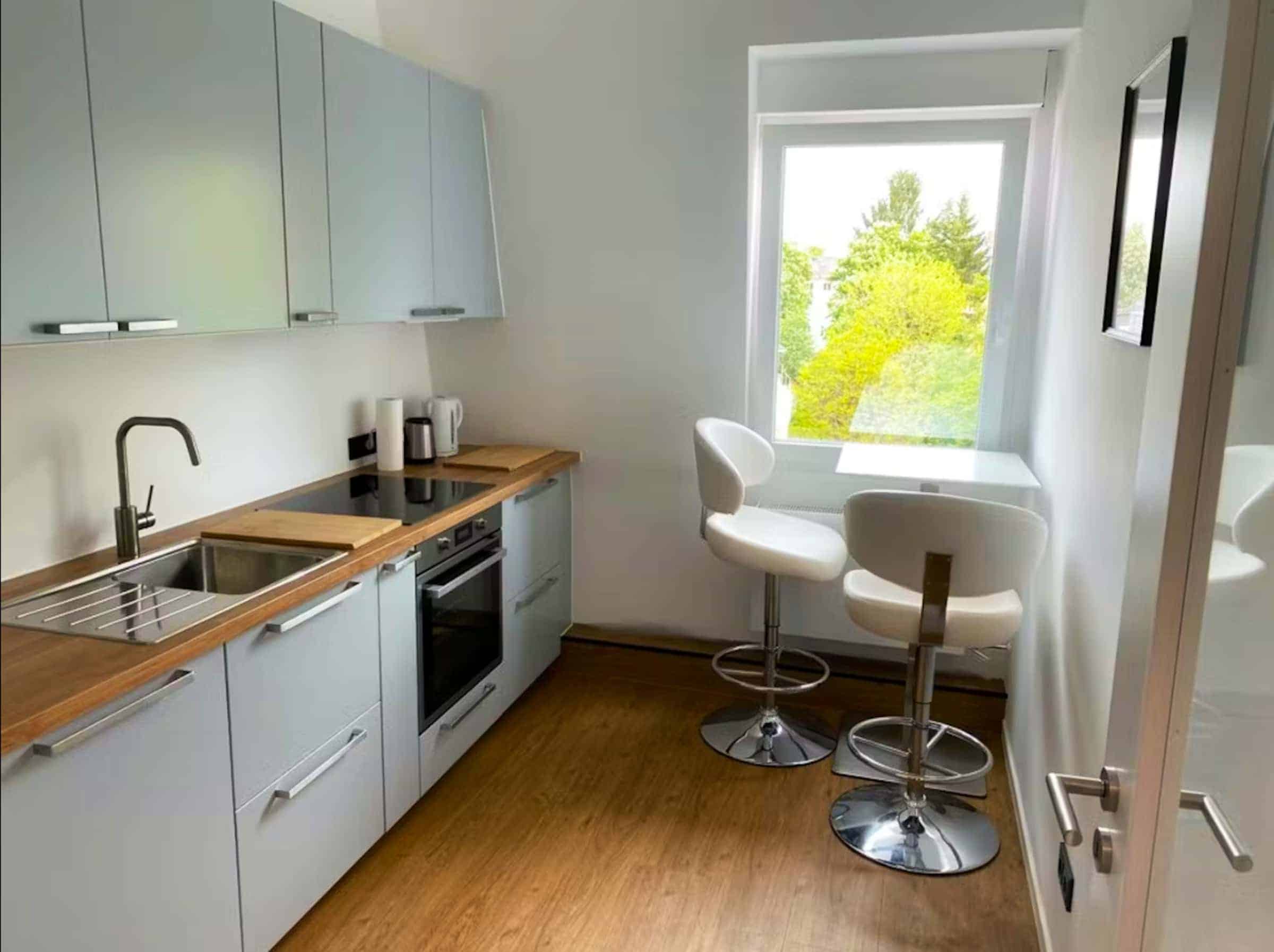 Exterior?w=400&h=260&fit=crop&q=40&auto=format&trim=auto