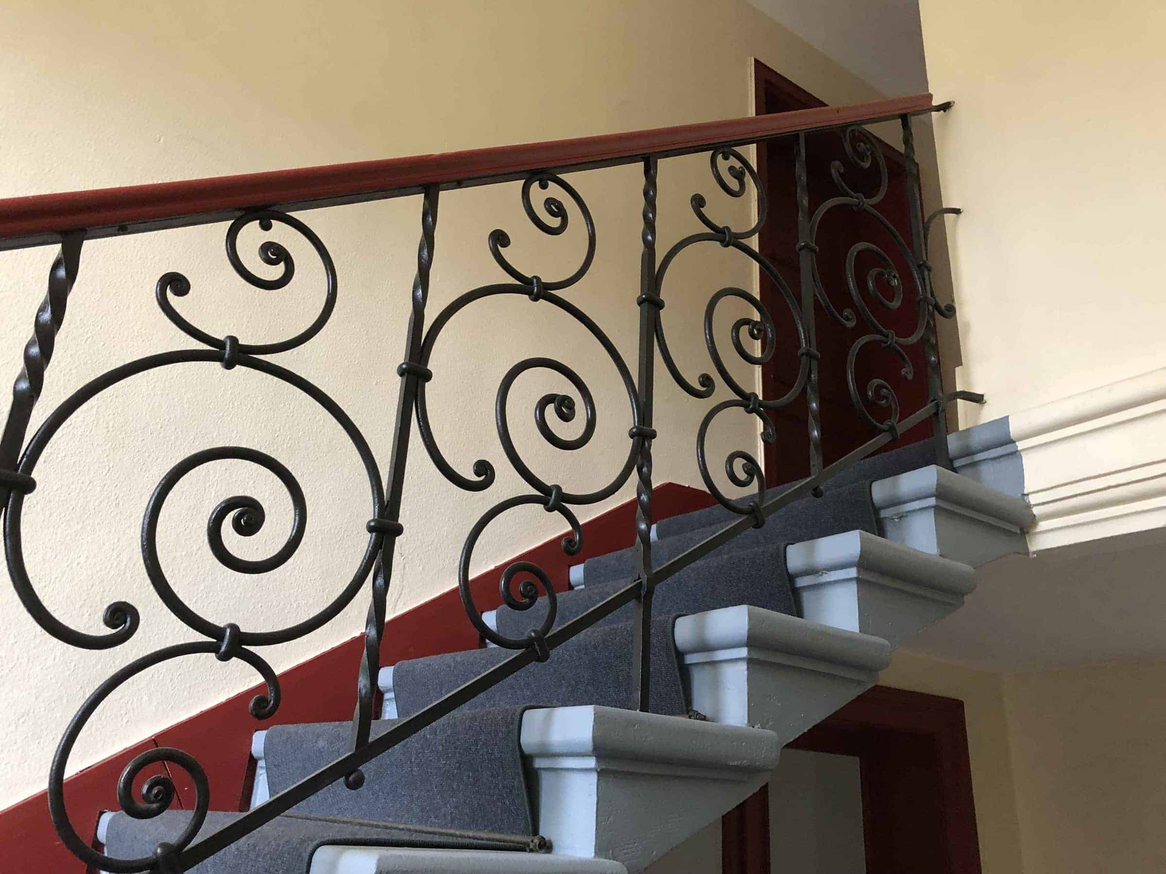 Exterior?w=400&h=260&fit=crop&q=40&auto=format&trim=auto