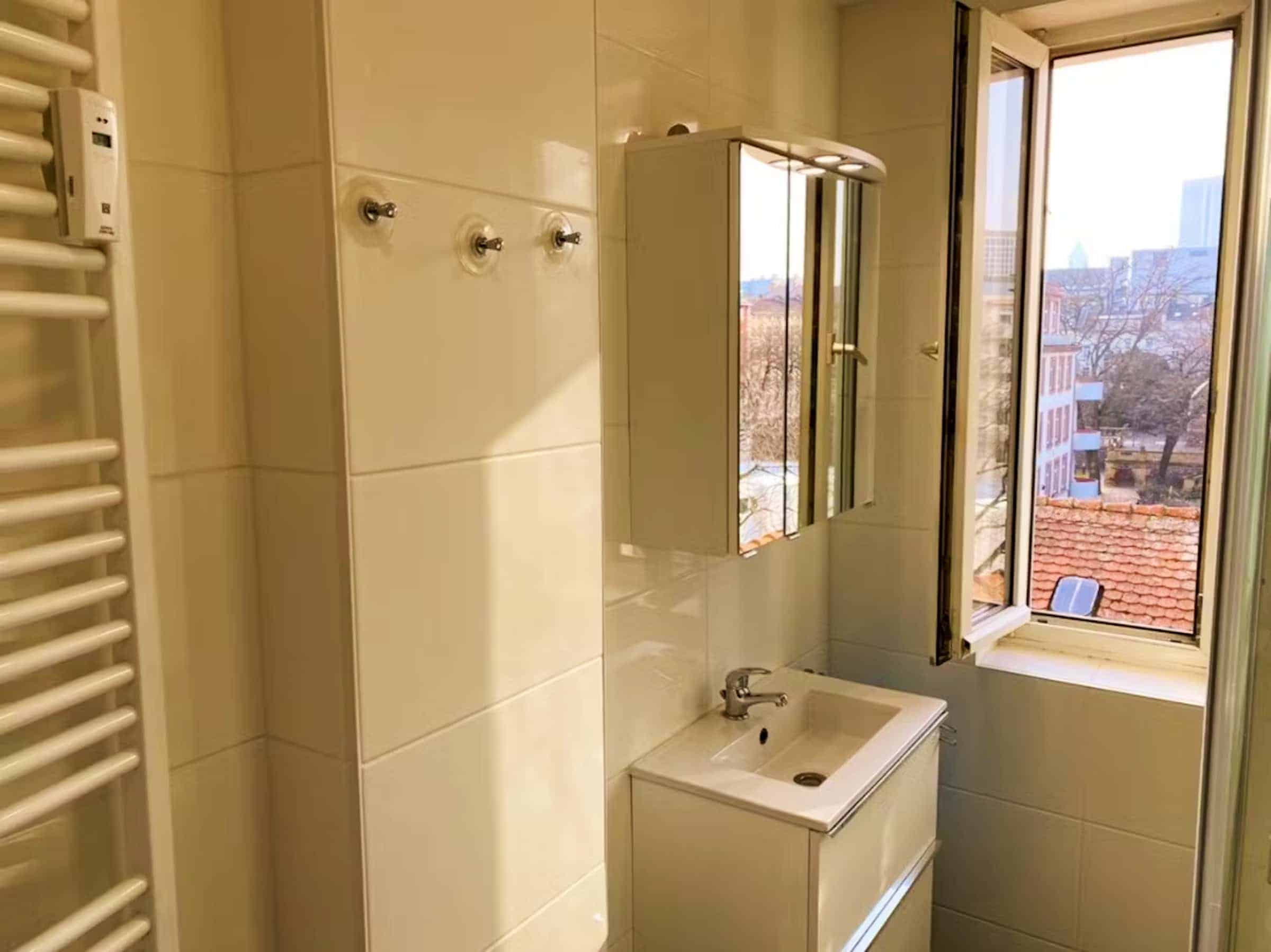 Room 1 - Amenities?w=400&h=260&fit=crop&q=40&auto=format&trim=auto