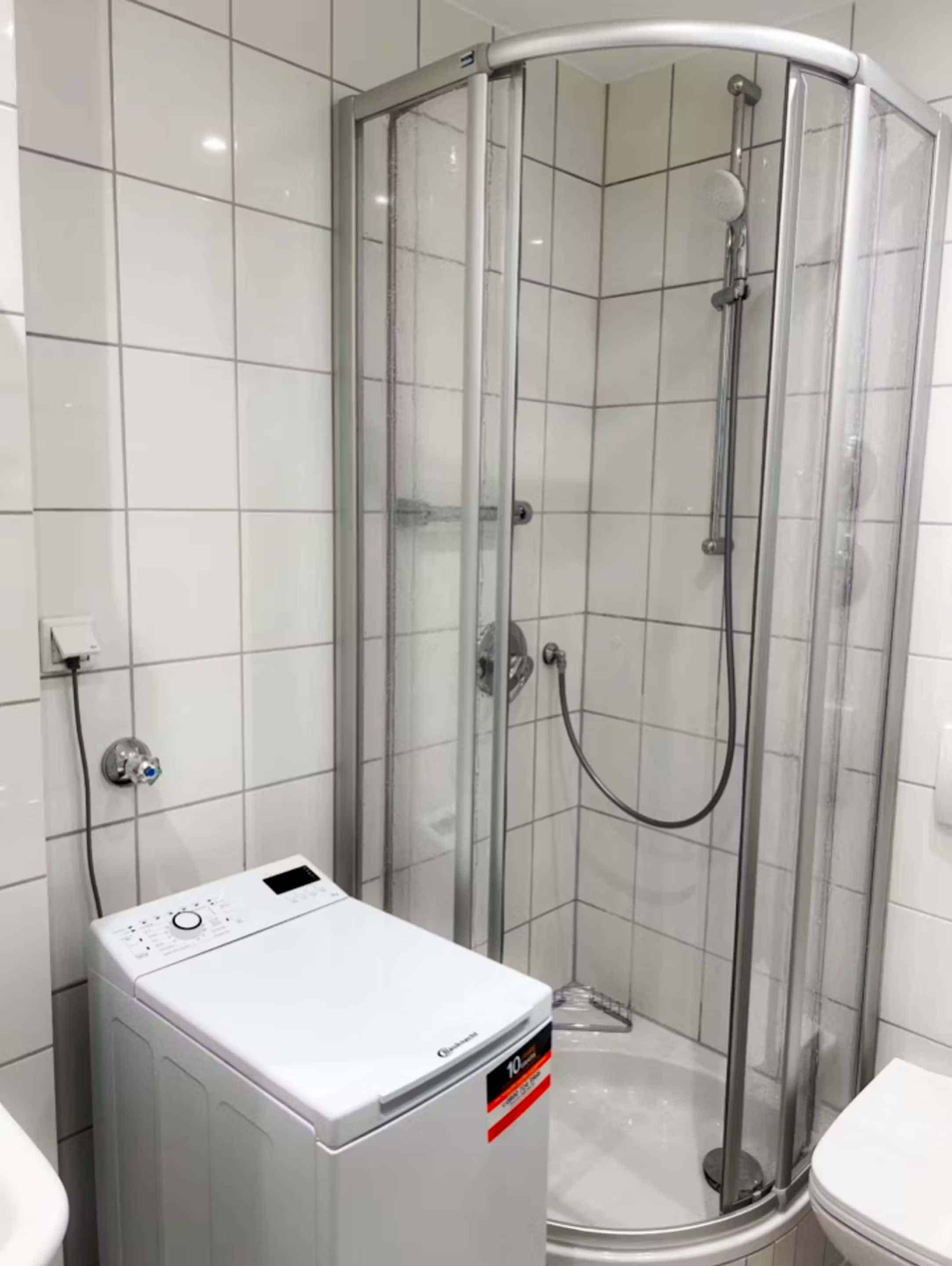 Room 3 - Bathroom?w=400&h=260&fit=crop&q=40&auto=format&trim=auto