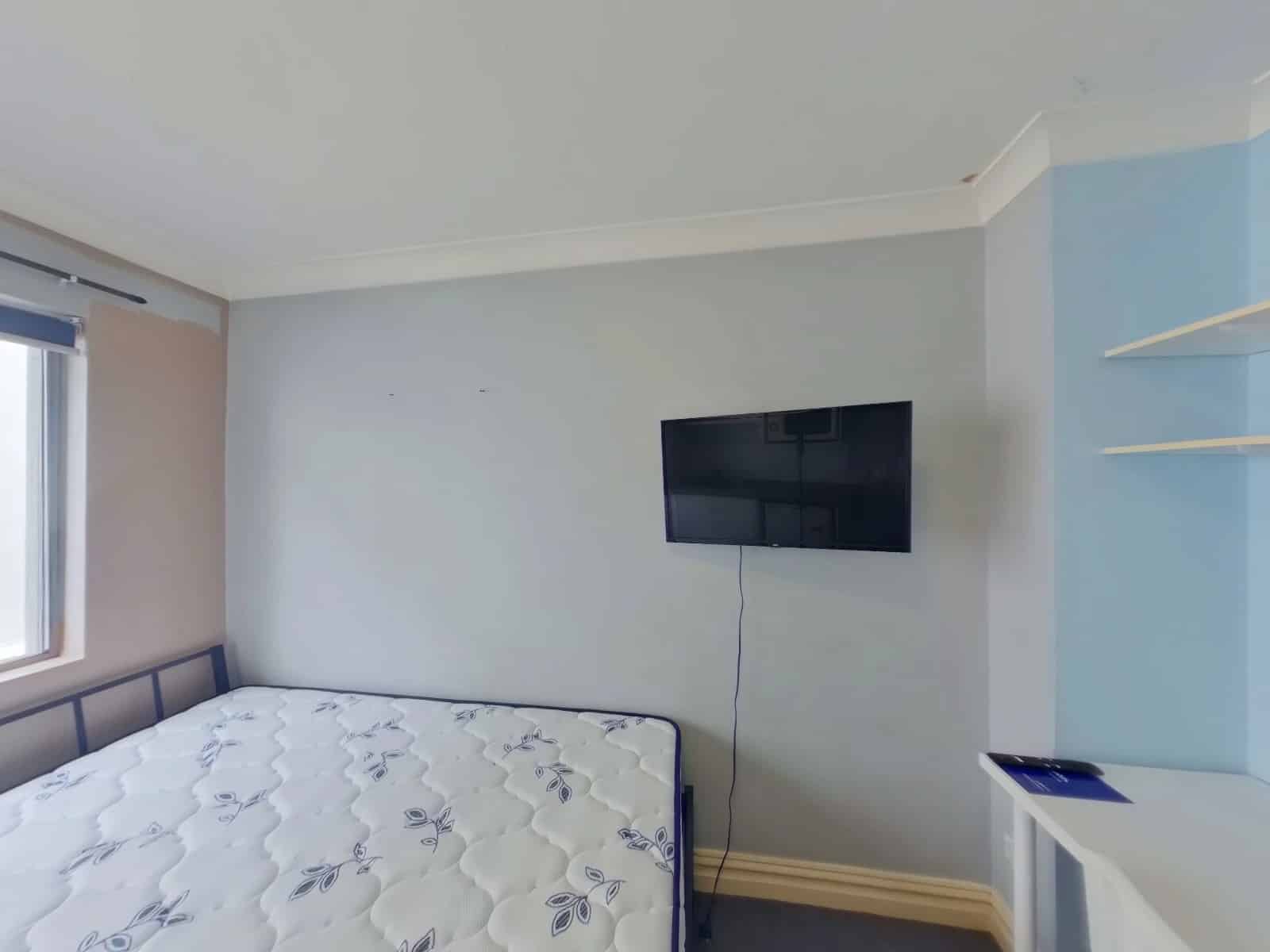 Exterior?w=400&h=260&fit=crop&q=40&auto=format&trim=auto