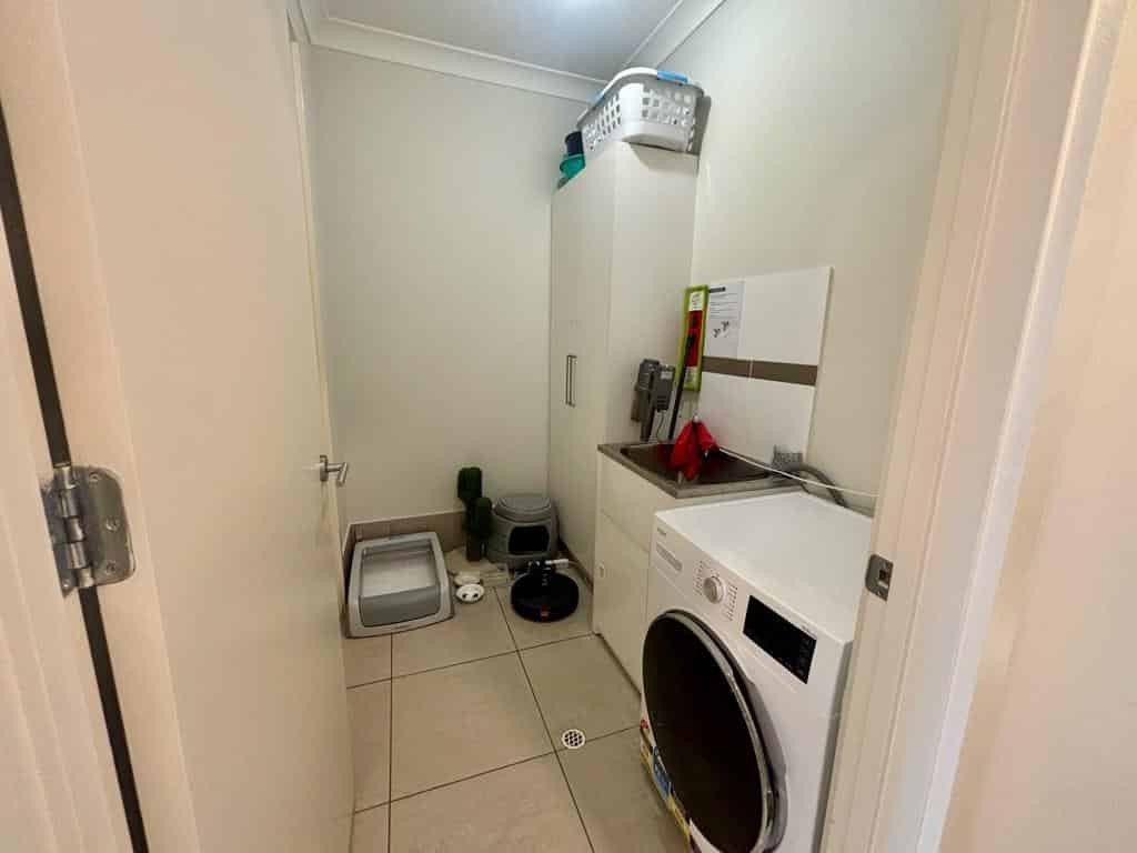 Room in a 5 Bedroom Apartment, 2/1A Pedlar Street, Seaton, City of Charles Sturt, 5023 (Room 3) - Adelaide, South Australia, Australia - Room 2 - Amenities