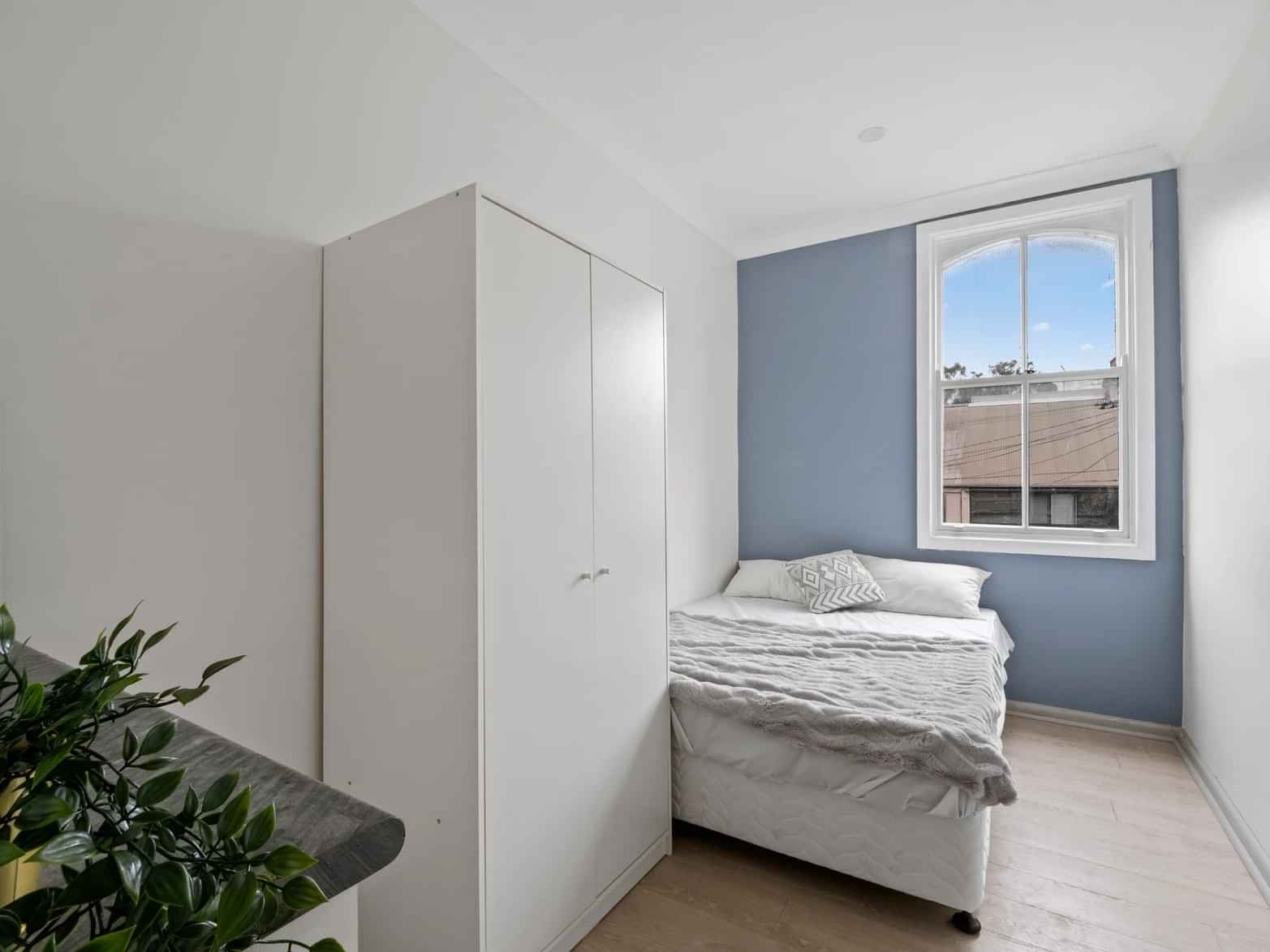 Exterior?w=400&h=260&fit=crop&q=40&auto=format&trim=auto