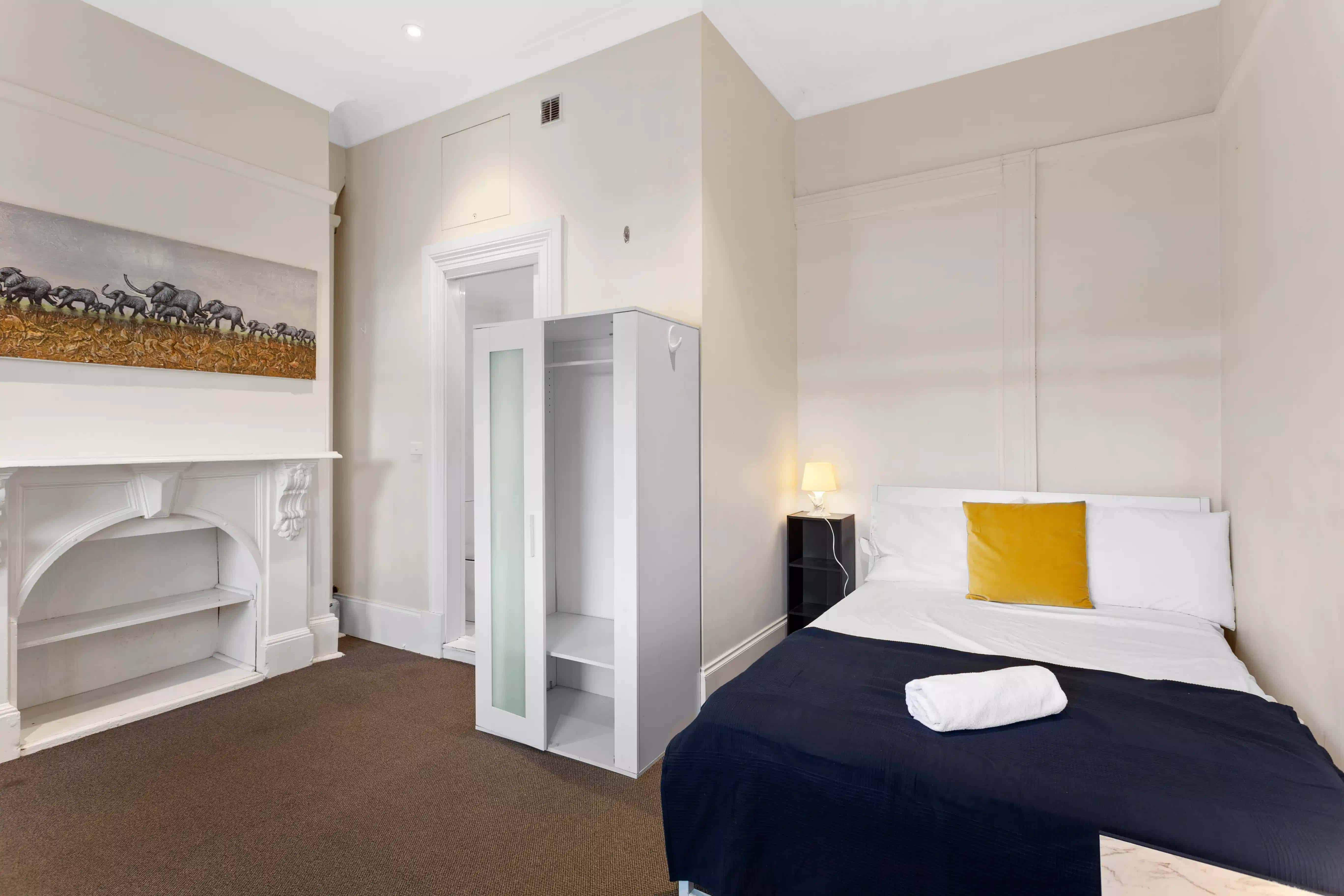 Amenities?w=400&h=260&fit=crop&q=40&auto=format&trim=auto