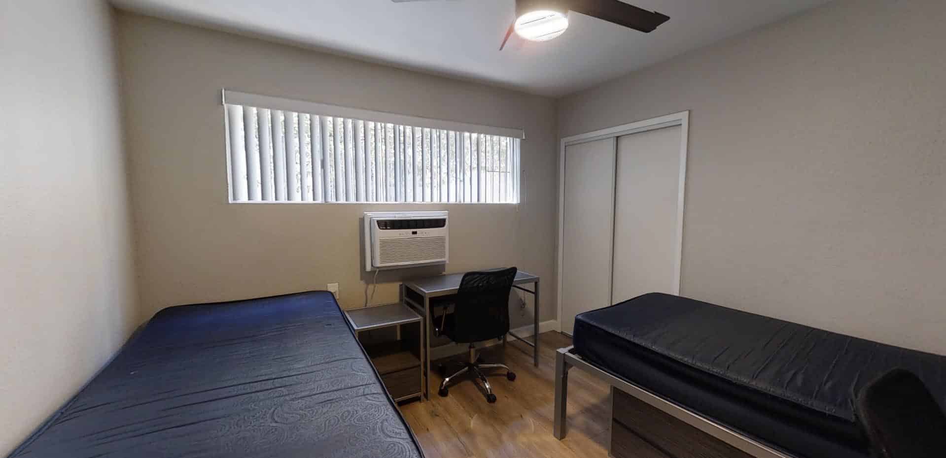 Exterior?w=400&h=260&fit=crop&q=40&auto=format&trim=auto