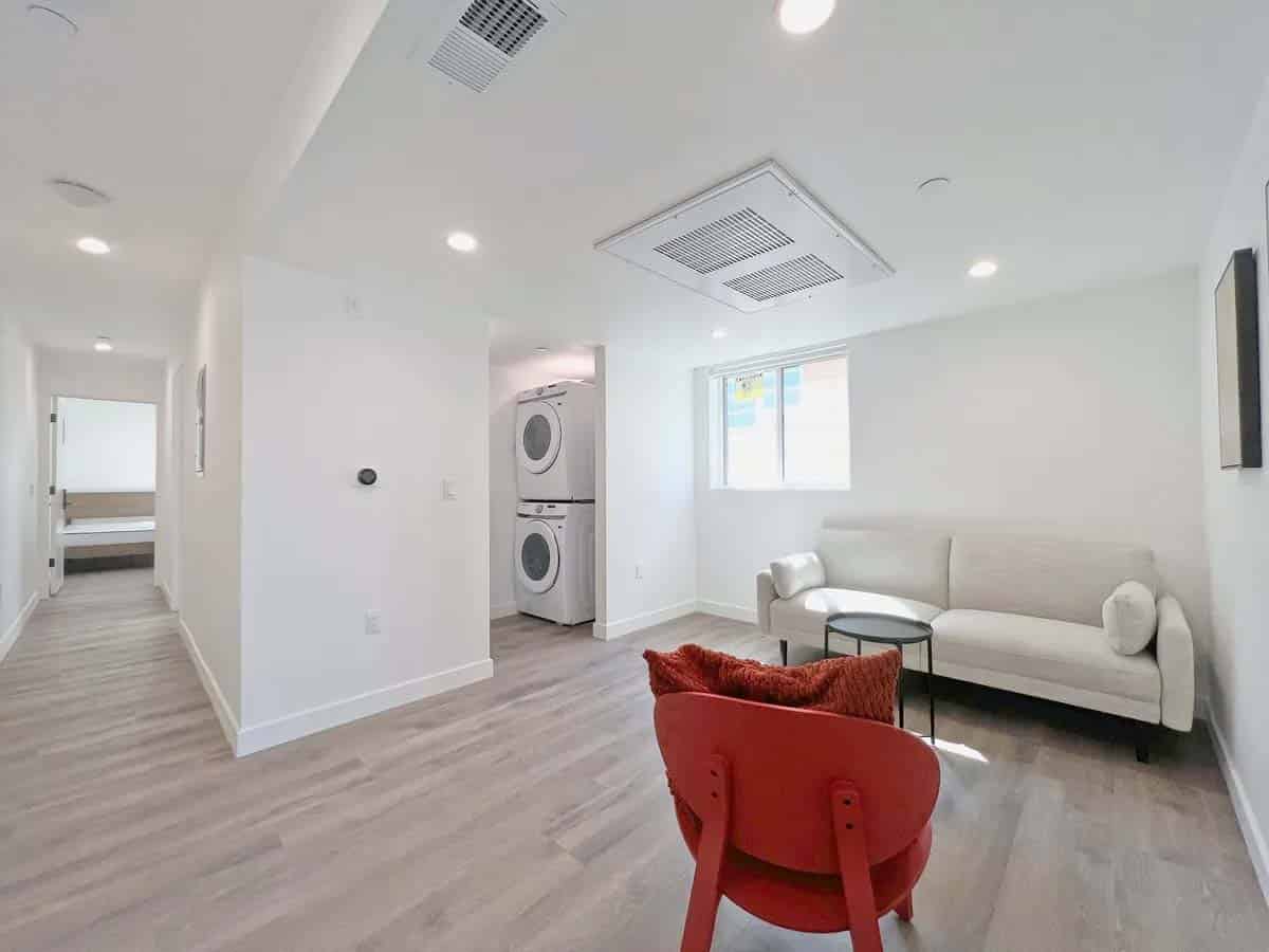 1366 West 35th St, Los Angeles - Los Angeles, California, United States - Room