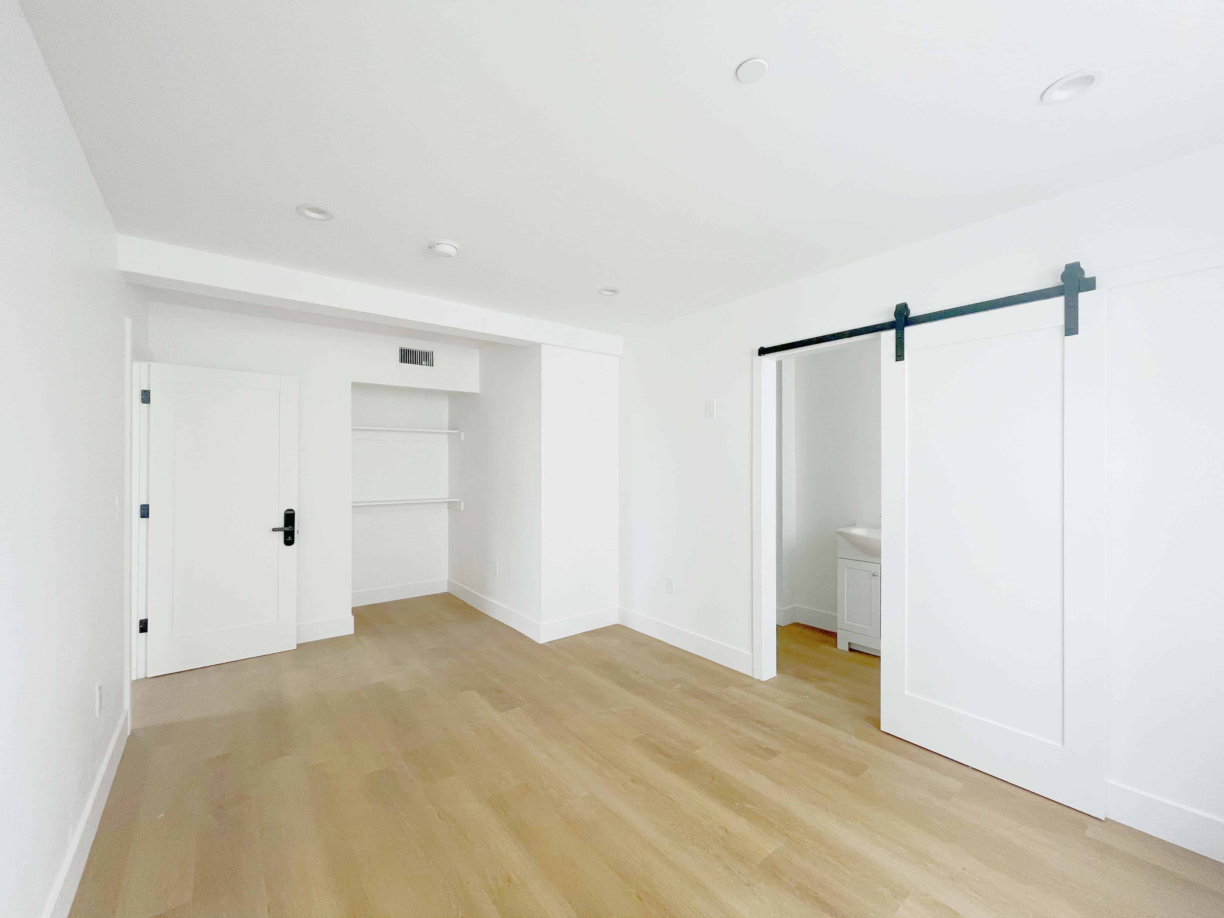 Room?w=400&h=260&fit=crop&q=40&auto=format&trim=auto