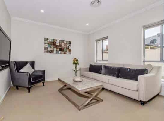 Common Area?w=400&h=260&fit=crop&q=40&auto=format&trim=auto