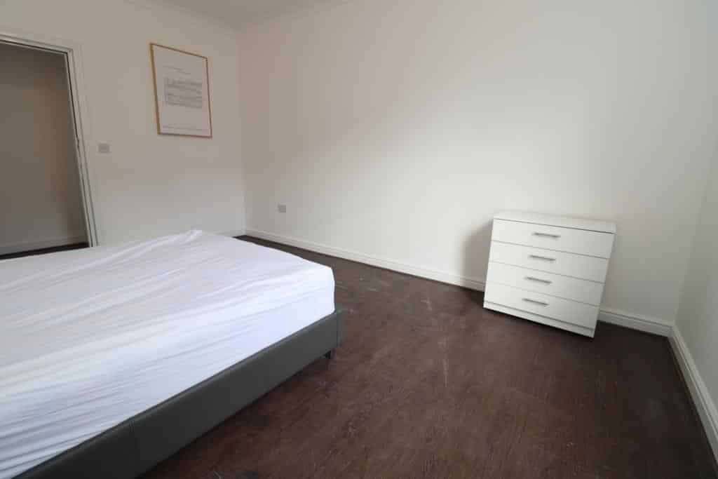 Room in a 5 Bedroom Apartment, Brixton Hill, London, SW2 1AA - London, England, United Kingdom - Bright double bedroom near Brockwell Park - Bedroom