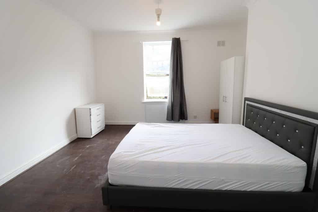 Room in a 5 Bedroom Apartment, Brixton Hill, London, SW2 1AA - London, England, United Kingdom - Bright double bedroom near Brockwell Park - Bedroom