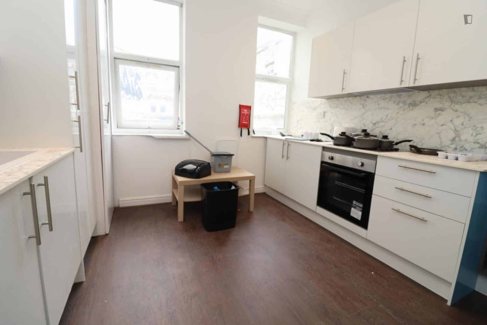 Bedroom 2 - Kitchen?w=400&h=260&fit=crop&q=40&auto=format&trim=auto