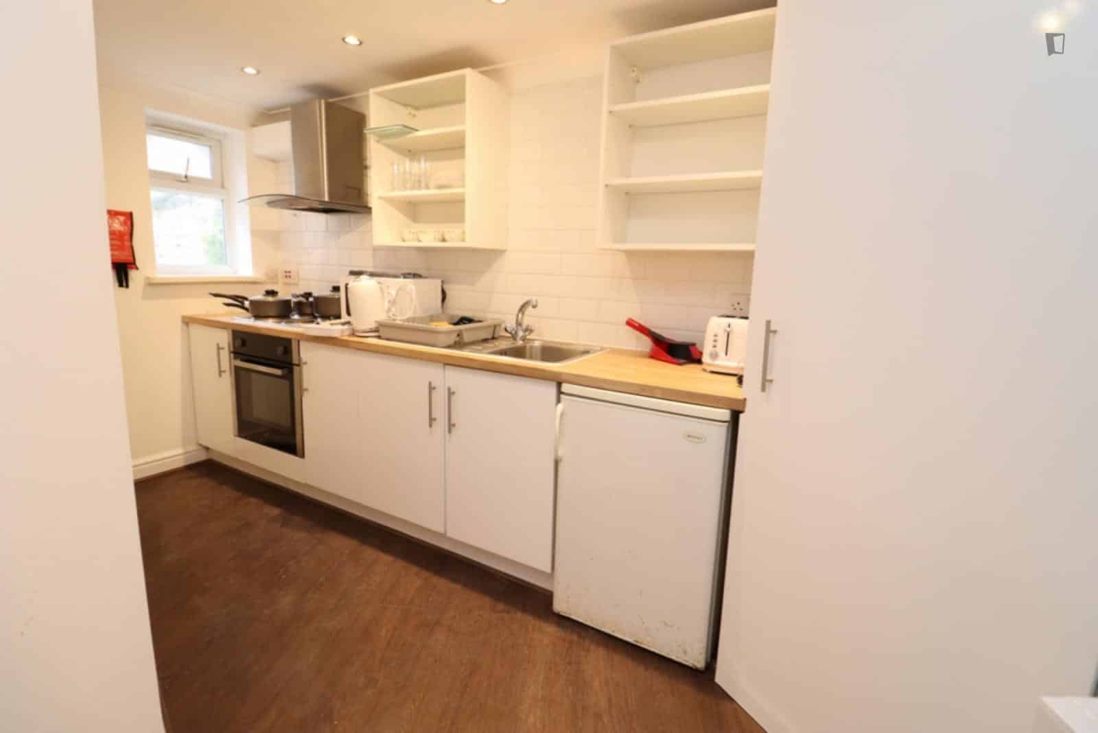 Room in a 5 Bedroom Apartment, Brixton Hill, London, SW2 1AA - London, England, United Kingdom - Bedroom 2 - Kitchen