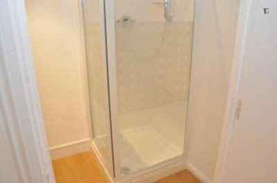 Bedroom 1 - Bathroom?w=400&h=260&fit=crop&q=40&auto=format&trim=auto