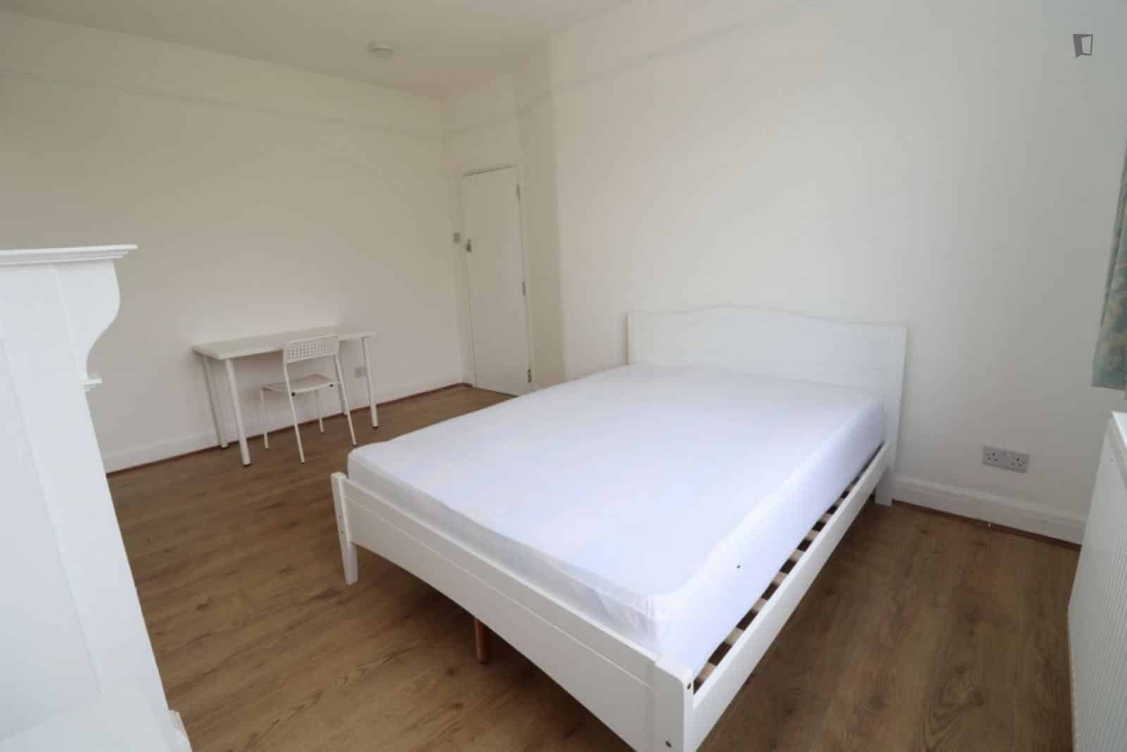 Bedroom 4 - Bathroom?w=400&h=260&fit=crop&q=40&auto=format&trim=auto