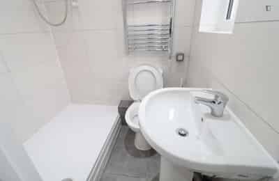 Room in a 6 Bedroom Apartment, Deronda Rd, London, SE24 9BQ - London, England, United Kingdom - Bedroom 2 - Bathroom